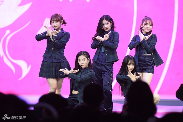 组图:仙女来袭！SNH48第4届年度风尚大典举行 李艺彤甜美戴萌霸气