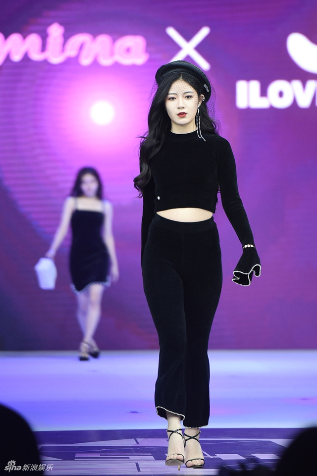 组图:仙女来袭！SNH48第4届年度风尚大典举行 李艺彤甜美戴萌霸气