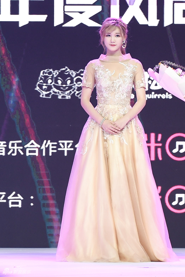 组图:仙女来袭！SNH48第4届年度风尚大典举行 李艺彤甜美戴萌霸气