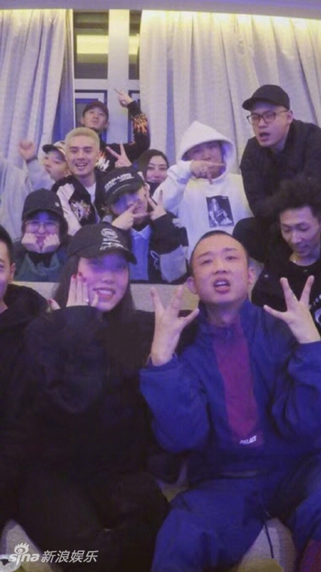 组图：GAI与女友王斯然领证修成正果！两人手持结婚证笑得甜