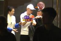 葛优穿着低调与朋友聚会 喝烂醉被搀扶不忘与女士保持距离