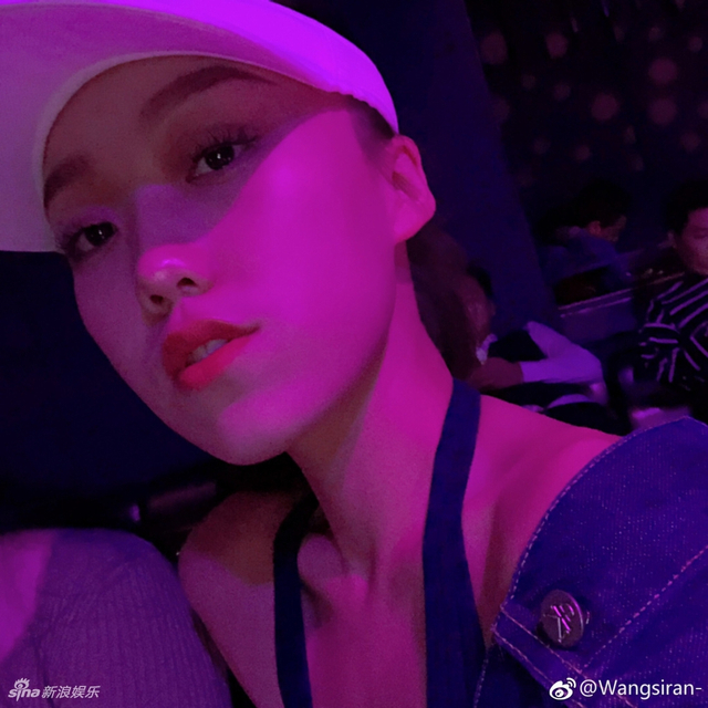 组图：GAI与女友王斯然领证修成正果！两人手持结婚证笑得甜