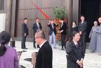 91岁李嘉诚拜佛烧香被偶遇 双手抱拳打招呼用电动车代步