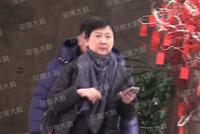 王晶辟谣“晶女郎”绯闻后 情人节罕见与老婆一同现身