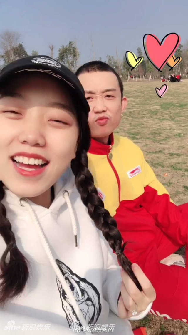 组图：GAI与女友王斯然领证修成正果！两人手持结婚证笑得甜