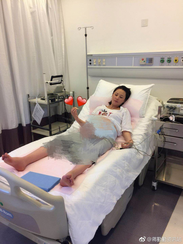 陈建斌晒小儿子正面照