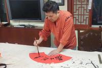 60岁毕福剑近照罕见曝光风采依旧!头发乌黑专心练毛笔字