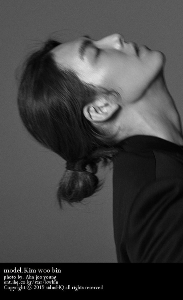 金宇彬长发黑白大片曝光 梳起头发侧脸轮廓分明超撩人