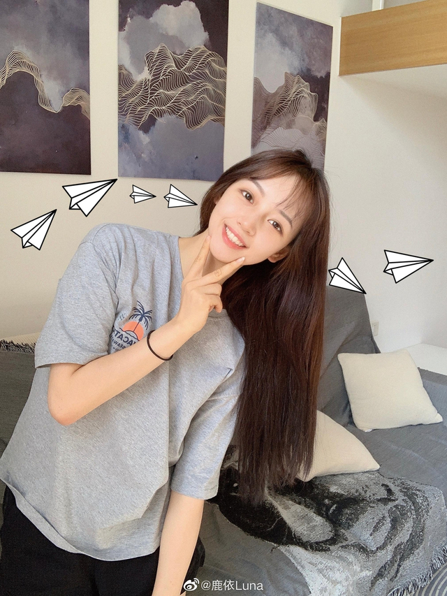组图：吴亦凡恋情疑曝光 与女子十指紧扣同回住所
