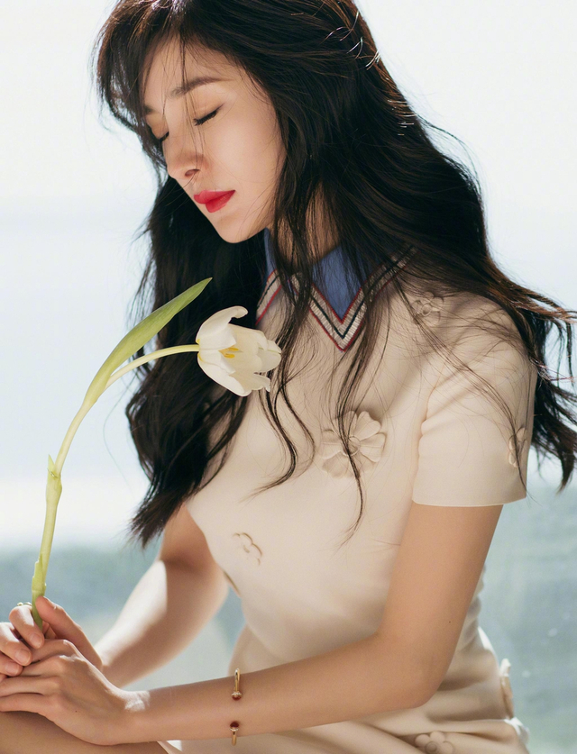 杨幂穿减龄白裙秀美腿 慵懒波浪长发甜美可人