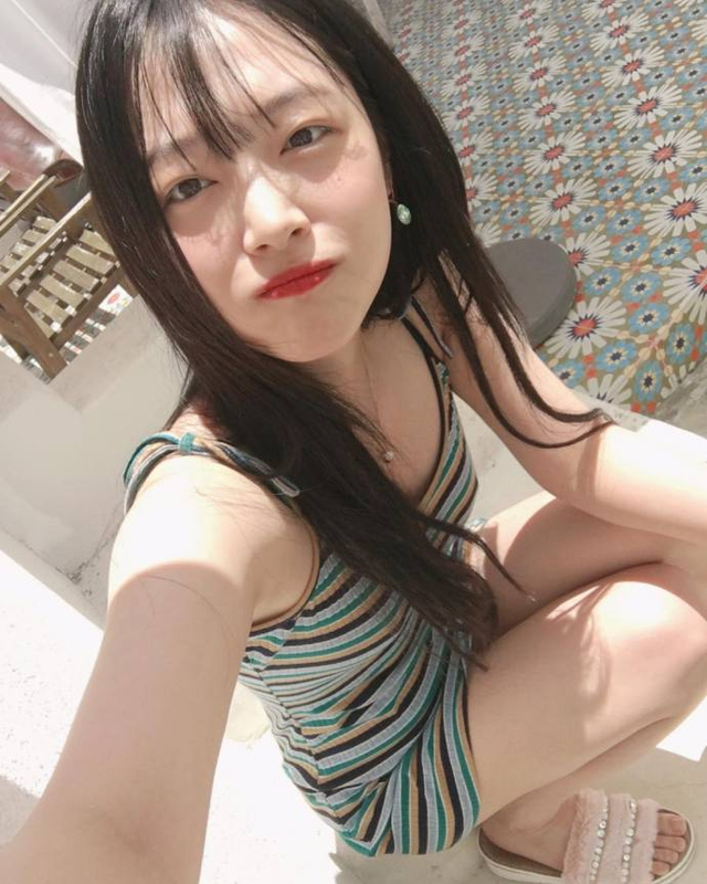 元气少女雪莉晒45度俯视自拍 皮肤白皙身材姣好红唇亮眼