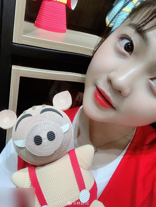 一群漂亮小姑娘!20岁林妙可和同学合影曝光