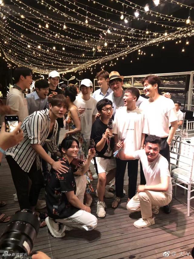 付辛博颖儿和兄弟团搞怪合影