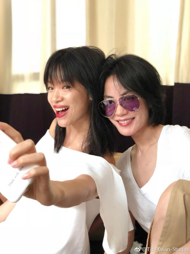 王菲走秀前私照新鲜曝光 盘腿和好友瞪眼自拍随性可爱