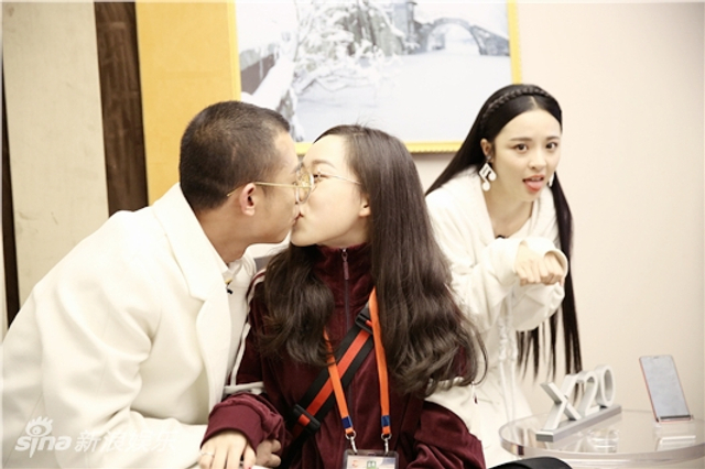 组图：GAI与女友王斯然领证修成正果！两人手持结婚证笑得甜