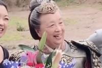 83岁李明启不退休 捧花与粉丝合影昔日“容嬷嬷”变和蔼老太