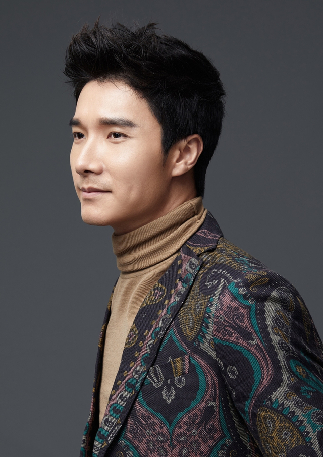 李泰复古花色西装彰显魅力