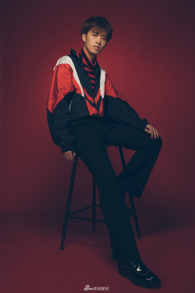 zero-g艺伟嘴角微扬透暖意