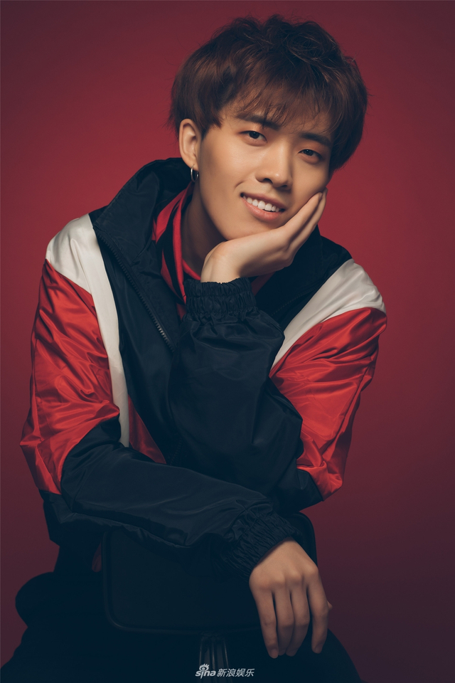 zero-g艺伟嘴角微扬透暖意