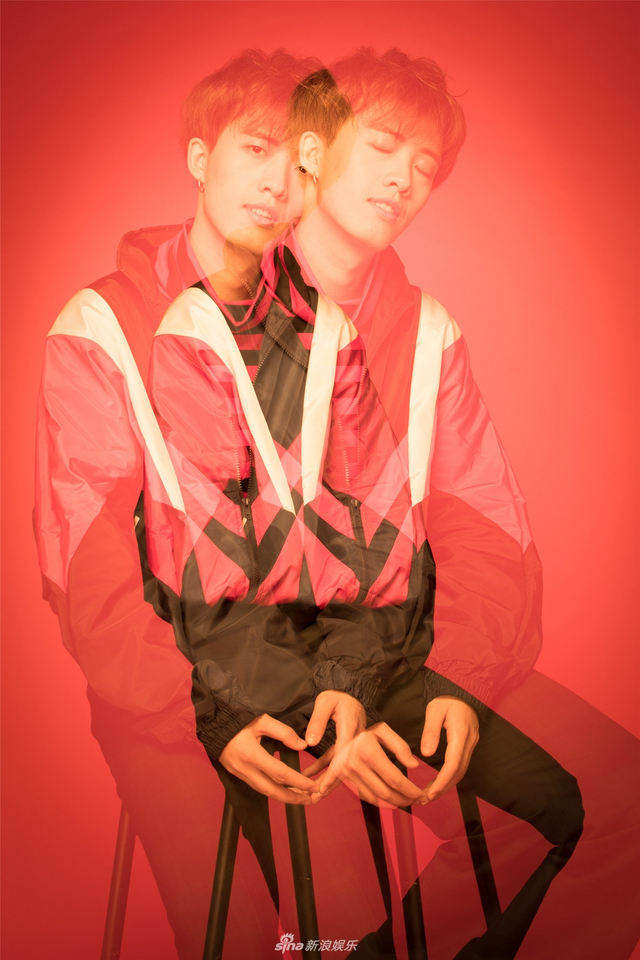 zero-g艺伟嘴角微扬透暖意