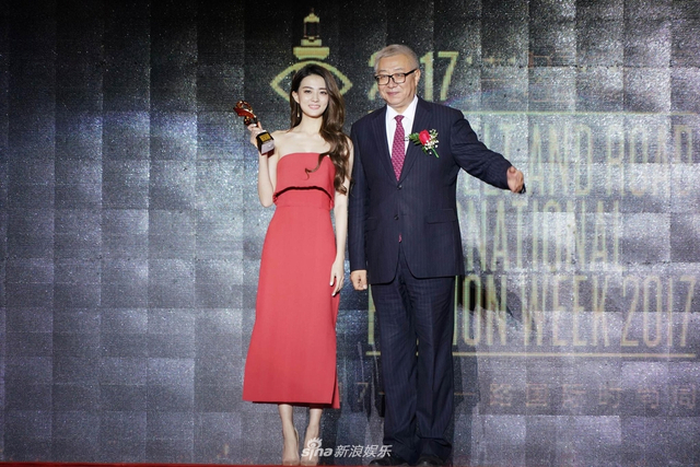 组图：徐璐获两项殊荣   “闪光少女”再获肯定