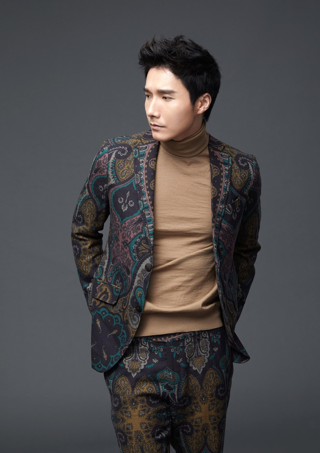 李泰复古花色西装彰显魅力