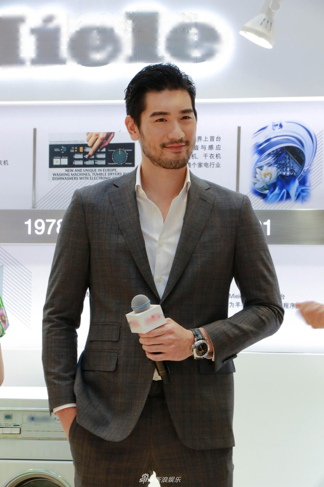 高以翔灰色西装亮相 亲自送粉丝玫瑰暖心十足_新浪图片