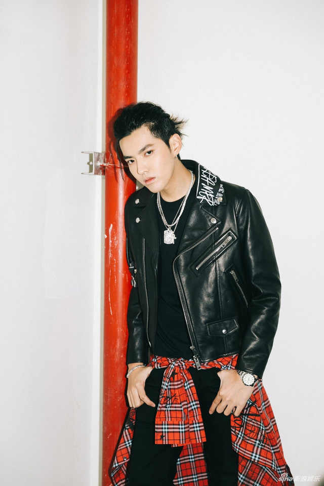 吴亦凡穿黑皮衣酷炫帅气