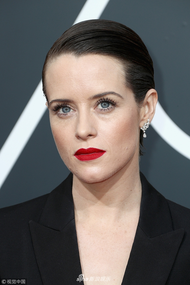 克莱尔·福伊黑西装攻气十足