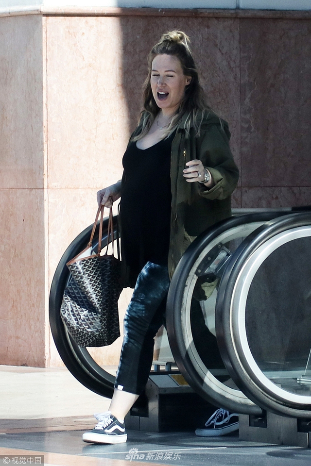 海莉·达夫发福变水桶腰大象腿 不顾形象与朋友街头尬聊