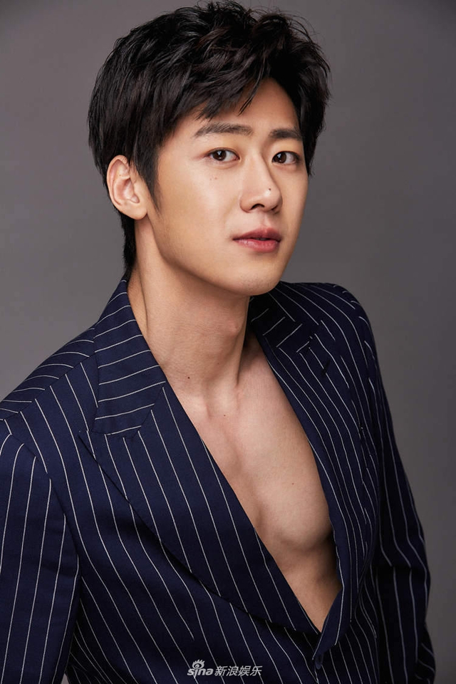 朱嘉琦复古西装秀肌肉帅气有型