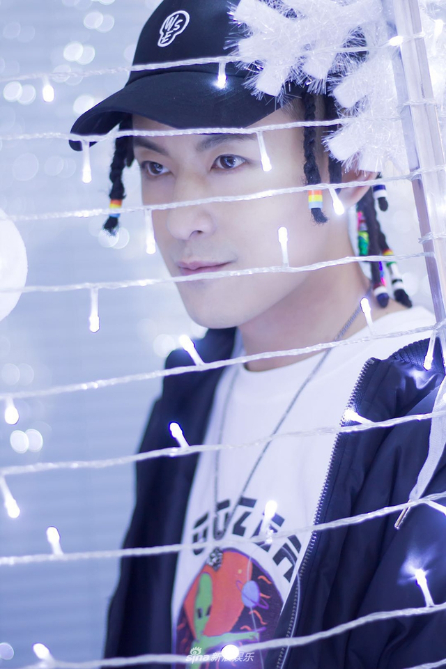 新浪娱乐讯 近日,乐华娱乐旗下艺人敖犬曝光了一组全新冬日街拍,照片