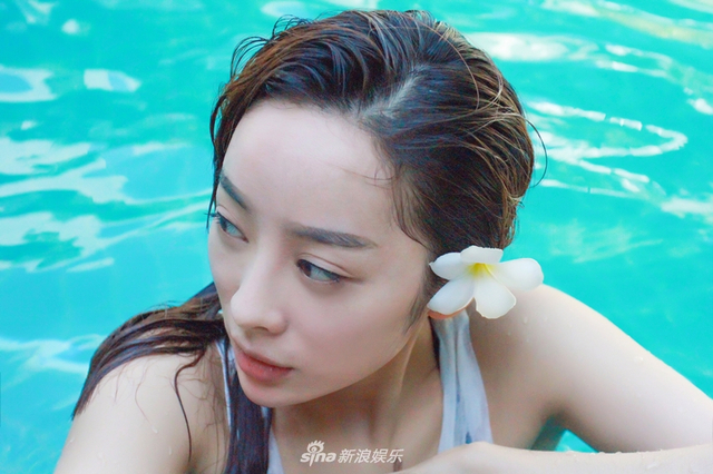 90后小花童苡萱泳装照 目光朦胧清纯诱惑更惹火