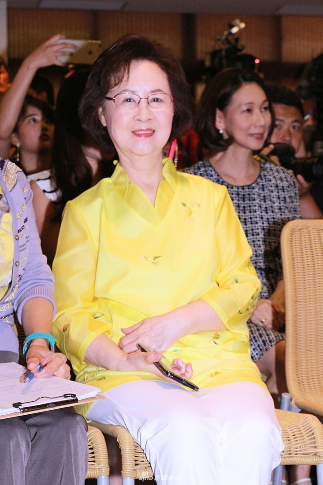 琼瑶曾与丈夫相约一起死 收回65本书版权