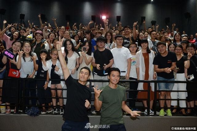 组图：刘德华舒淇新片票房报捷 冯德伦杨祐宁跑影院谢票