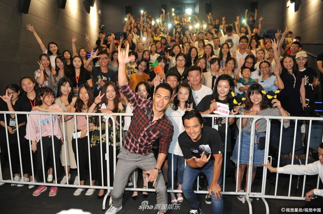 组图：刘德华舒淇新片票房报捷 冯德伦杨祐宁跑影院谢票