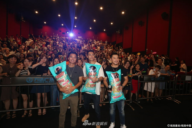 组图：刘德华舒淇新片票房报捷 冯德伦杨祐宁跑影院谢票