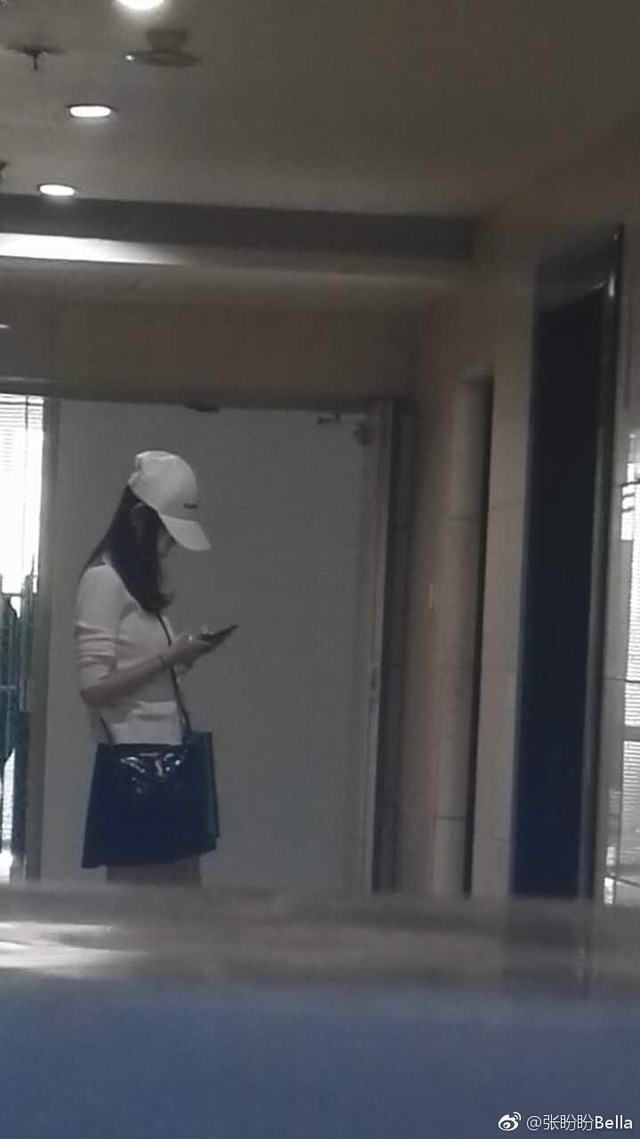 组图：马蓉被曝带儿女学英语疑为移民做准备 紧压帽子遮脸防偷拍