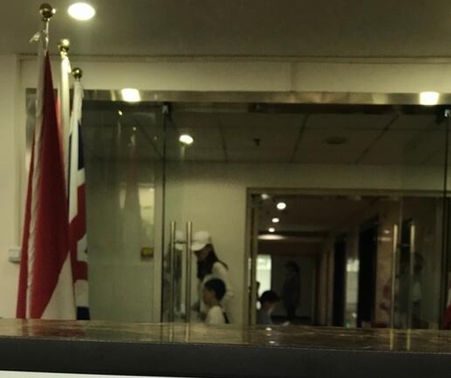 组图：马蓉被曝带儿女学英语疑为移民做准备 紧压帽子遮脸防偷拍