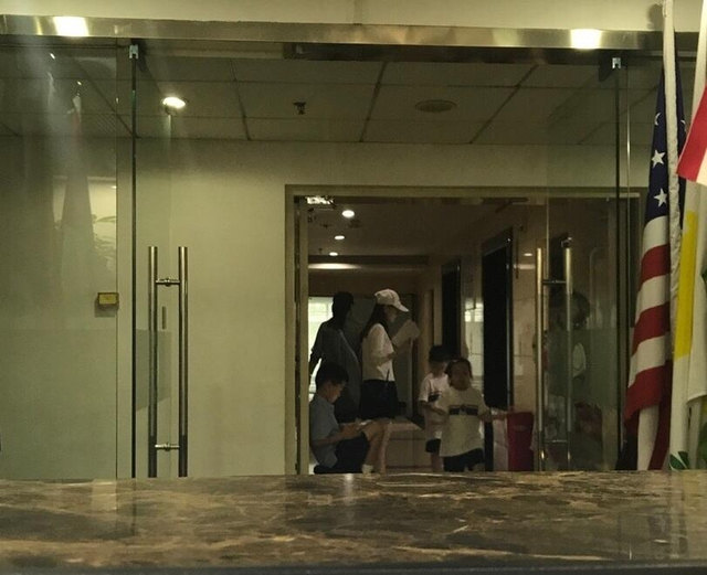 马蓉被曝带儿女学英语疑为移民做准备 紧压帽子遮脸防偷拍