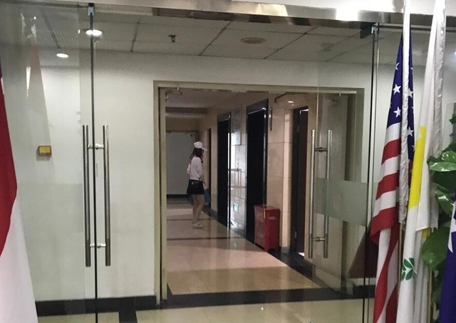 组图：马蓉被曝带儿女学英语疑为移民做准备 紧压帽子遮脸防偷拍