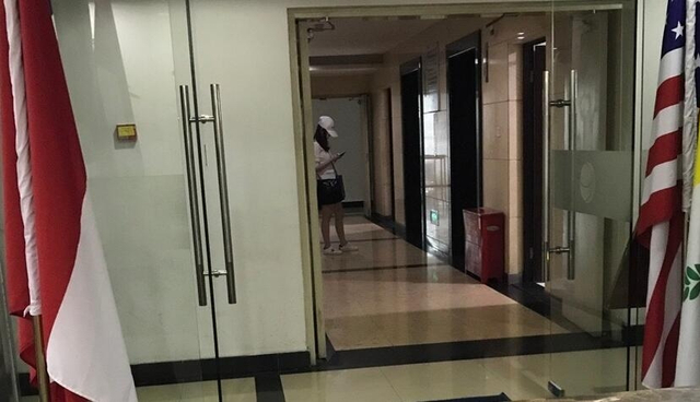 组图：马蓉被曝带儿女学英语疑为移民做准备 紧压帽子遮脸防偷拍