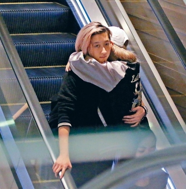 组图:“小龙女”吴卓林出柜 30岁网红女友辣照疯传