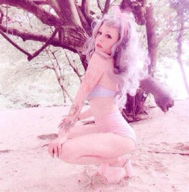 组图:“小龙女”吴卓林出柜 30岁网红女友辣照疯传