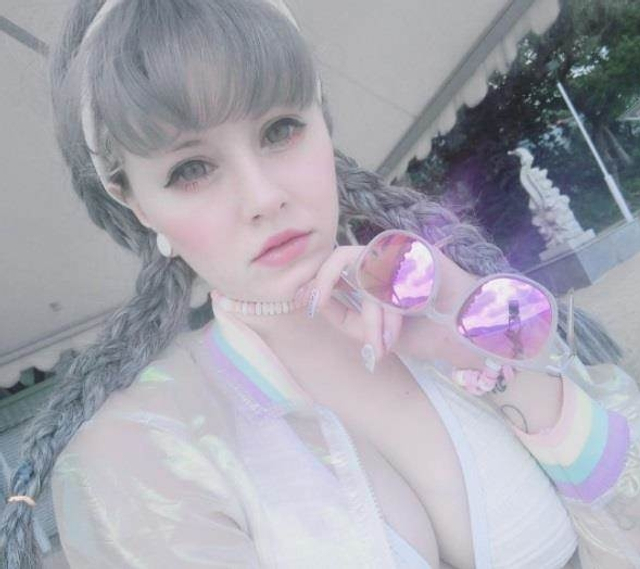 组图:“小龙女”吴卓林出柜 30岁网红女友辣照疯传