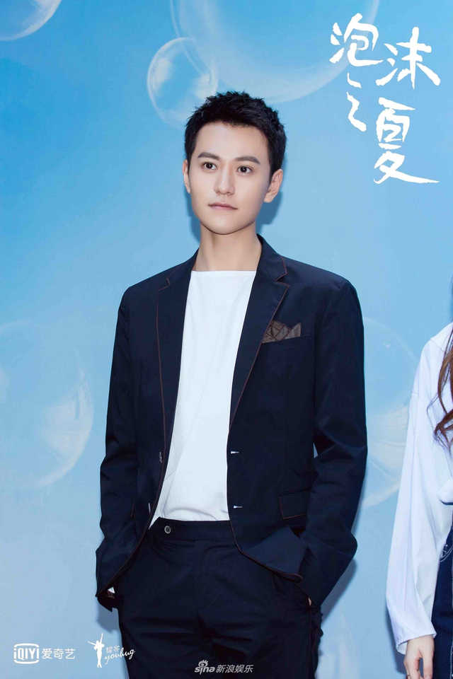 组图:探班《泡沫之夏》 秦俊杰帅气张雪迎甜美
