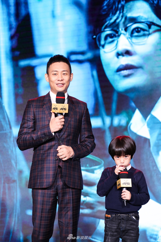 组图：吴君如率《妖妖铃》主创墨镜凹造型 与陈可辛亲密互动