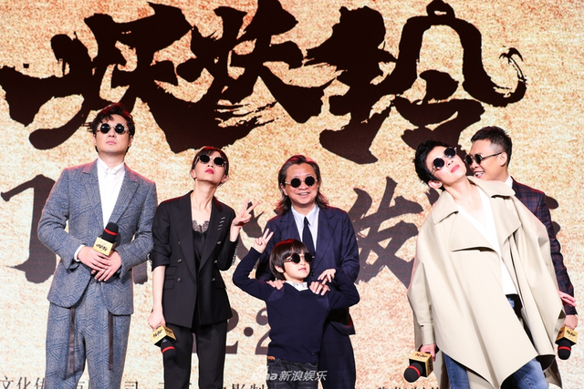 吴君如率《妖妖铃》主创墨镜凹造型 与陈可辛亲密互动
