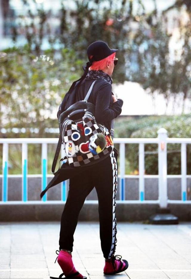 陈志朋红袜子配人字拖依旧妖娆