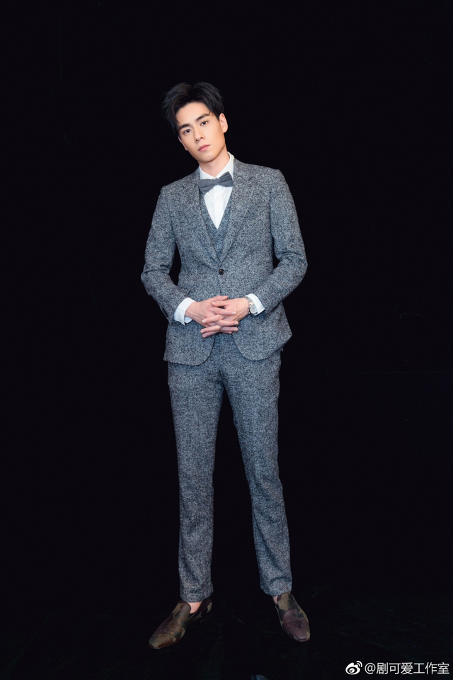 胡一天自曝上台紧张到腿发抖